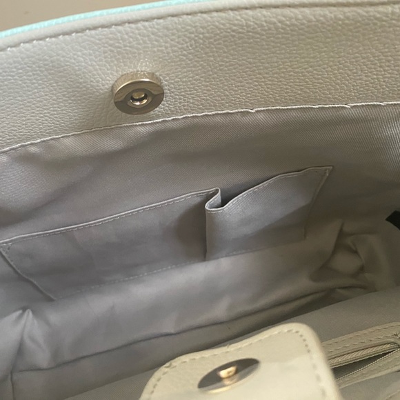 NWOT Guess purse - Picture 6 of 8